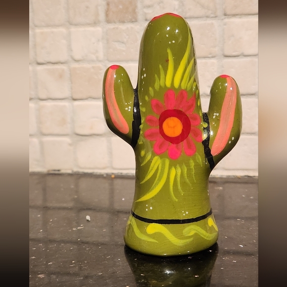 Salt Shaker - Picture 1 of 3